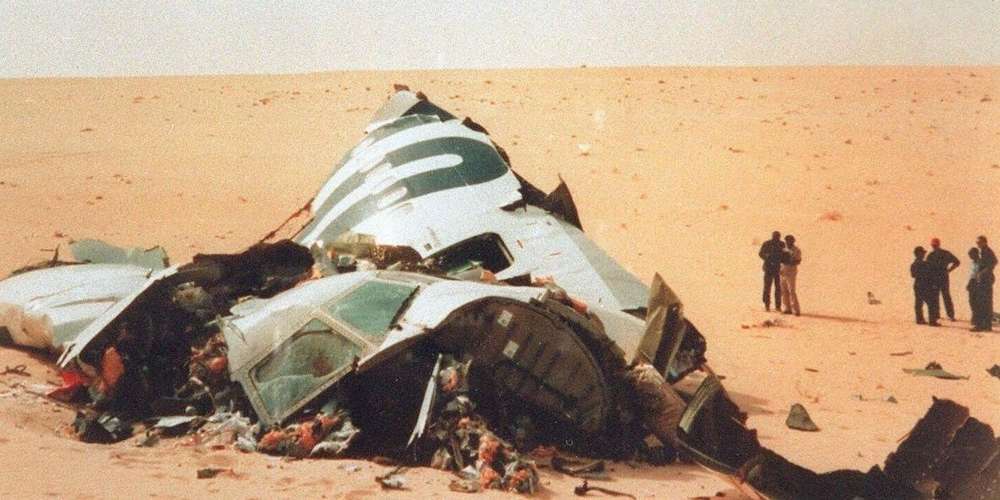 les-debris-du-dc10-d-uta-qui-a-explose-en-vol-le-19-septembre-1989-au-dessus-du-desert-du-tenere-niger-l-attentat-a-fait-170-morts.jpg