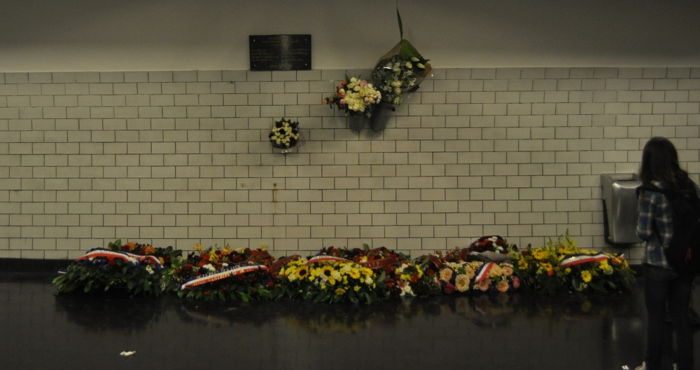 Gare_de_Saint-Michel,_plaque_fleurie_attentat_1995