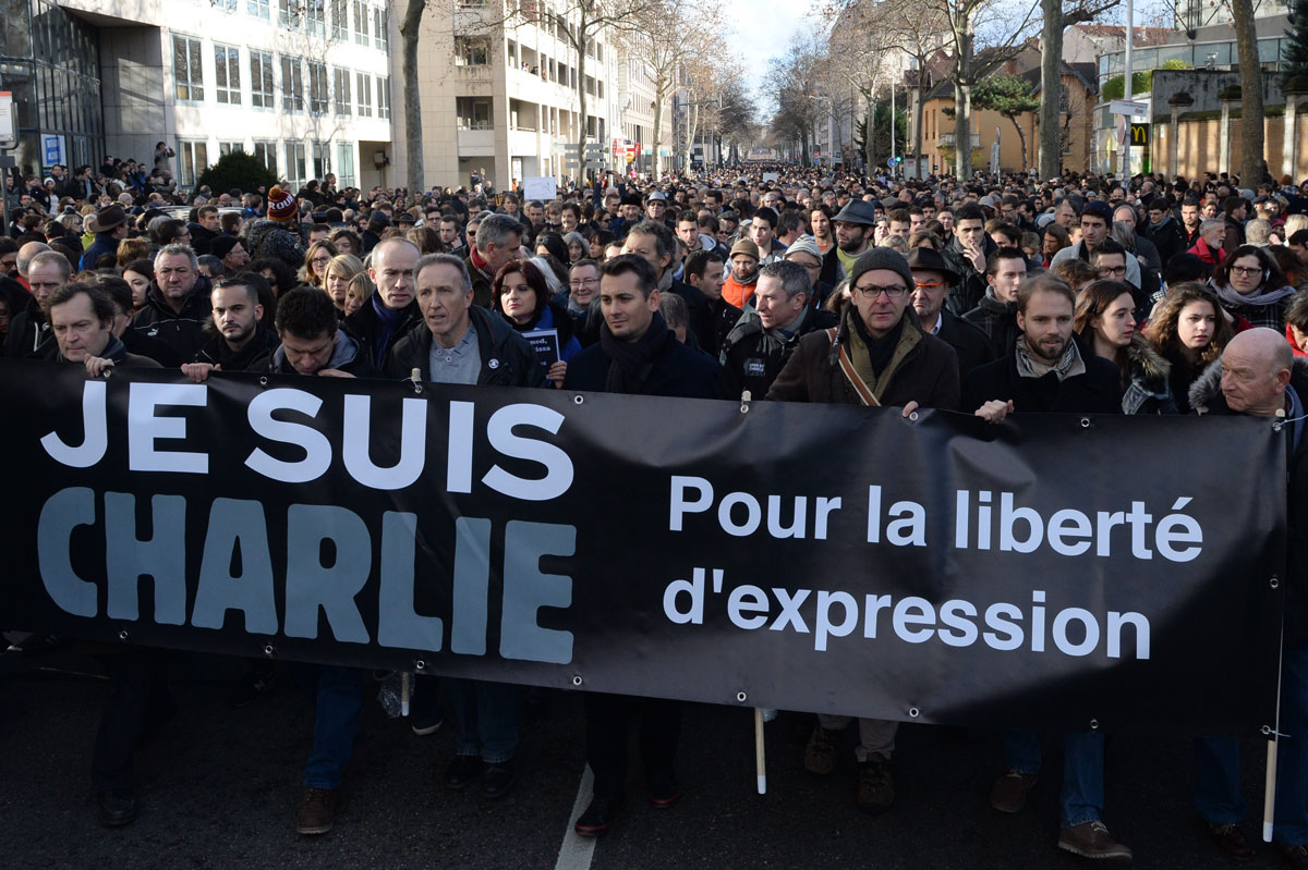 20140111_marchejesuischarlie_banderole_jleone_1200