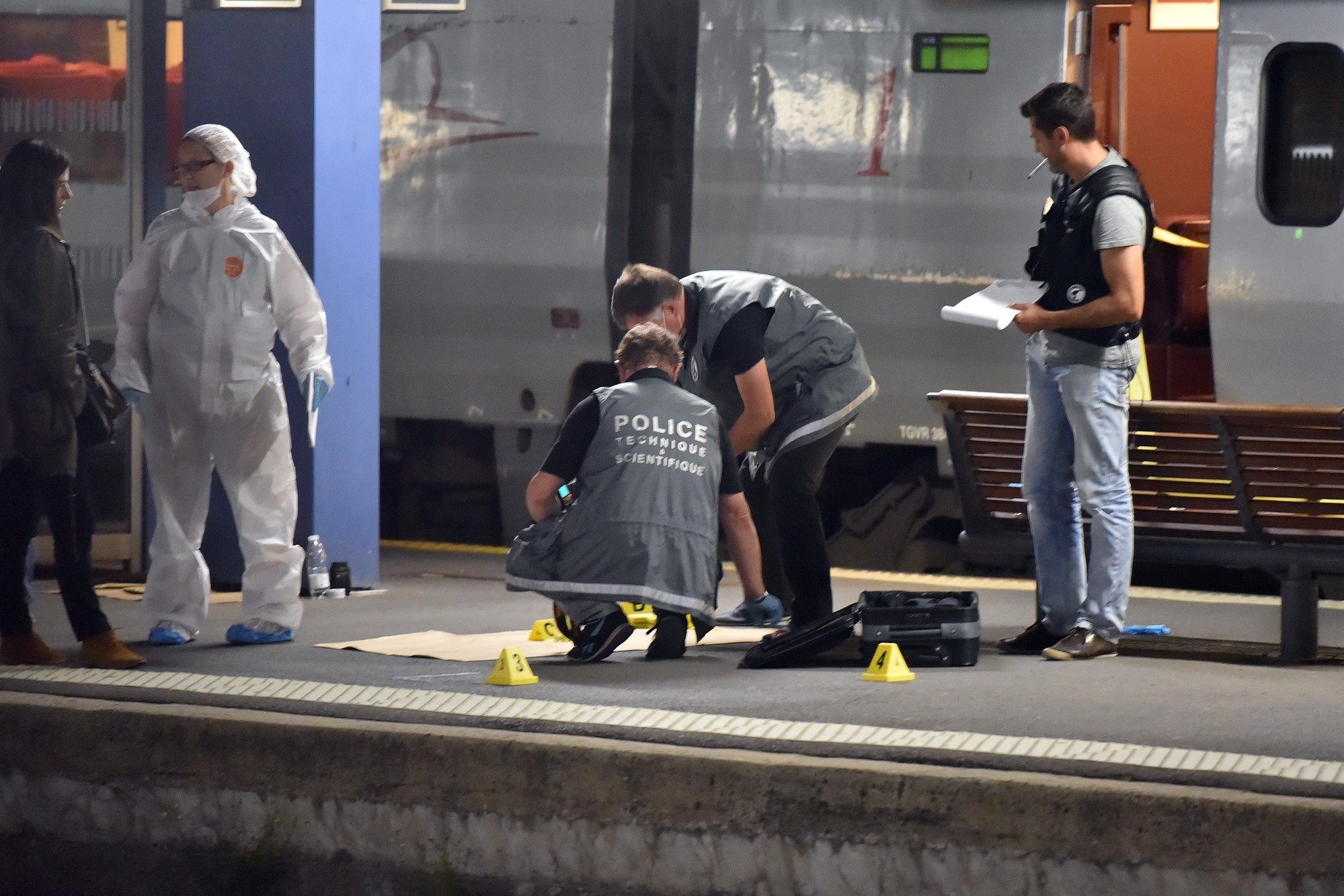 7779469698_des-enqueteurs-devant-le-thalys-ou-l-attaque-a-eu-lieu-le-21-aout-2015-a-arras-pas-de-calais.jpg