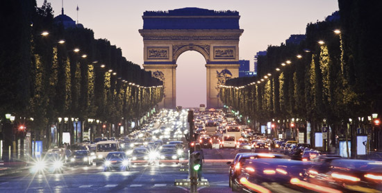 Champs-Elysées-nuit---550x278---©-Thinkstock