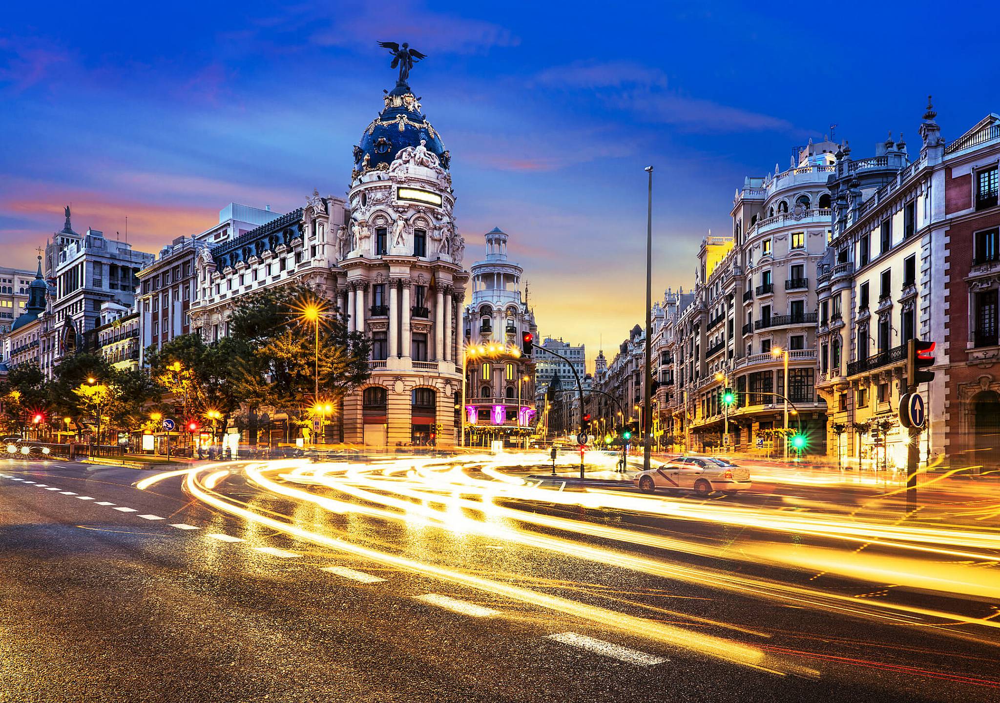 vista-calle-gran-via-noche-madrid-01